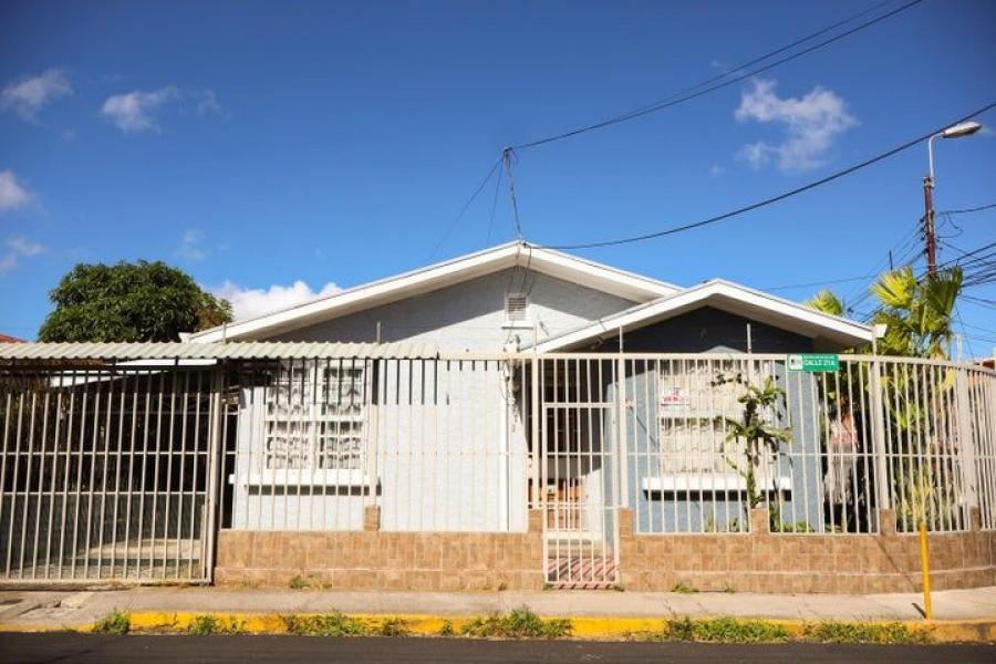 Se vende espaciosa casa con patio y terraza en Zapote de San José 24-1337