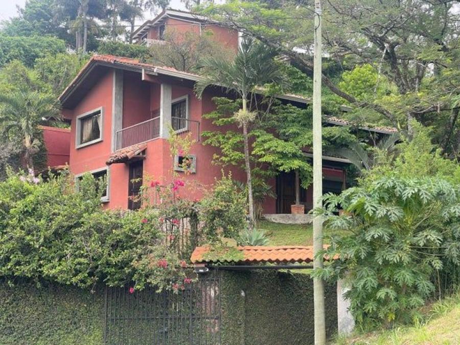 Se vende espaciosa casa con terraza en Colon de Mora 24-239