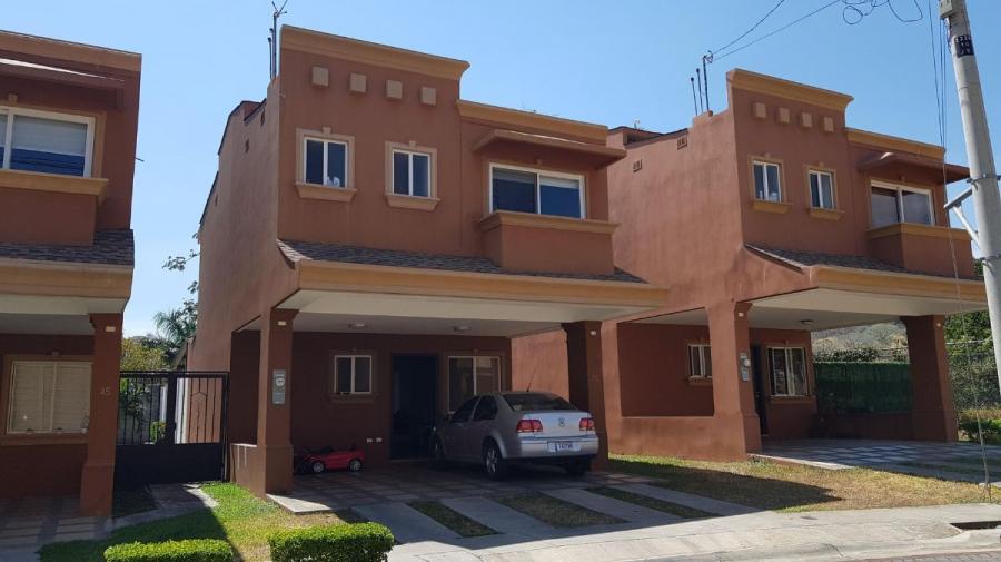 Se vende espaciosa casa con terraza y patio grande en la Guacima 23-381