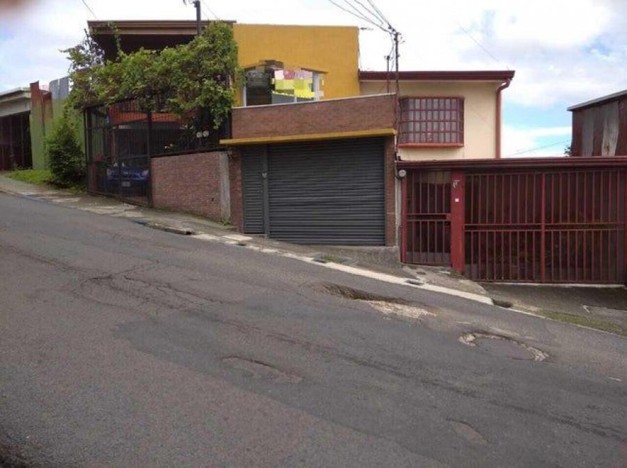 Se vende espaciosa casa con uso de suelo mixto en merced de San José 24-853