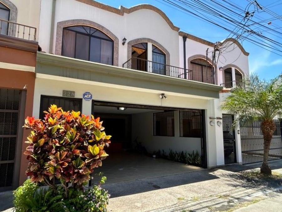 Se vende espaciosa casa de 2 plantas con patio en San Francisco de Heredia 24-1602