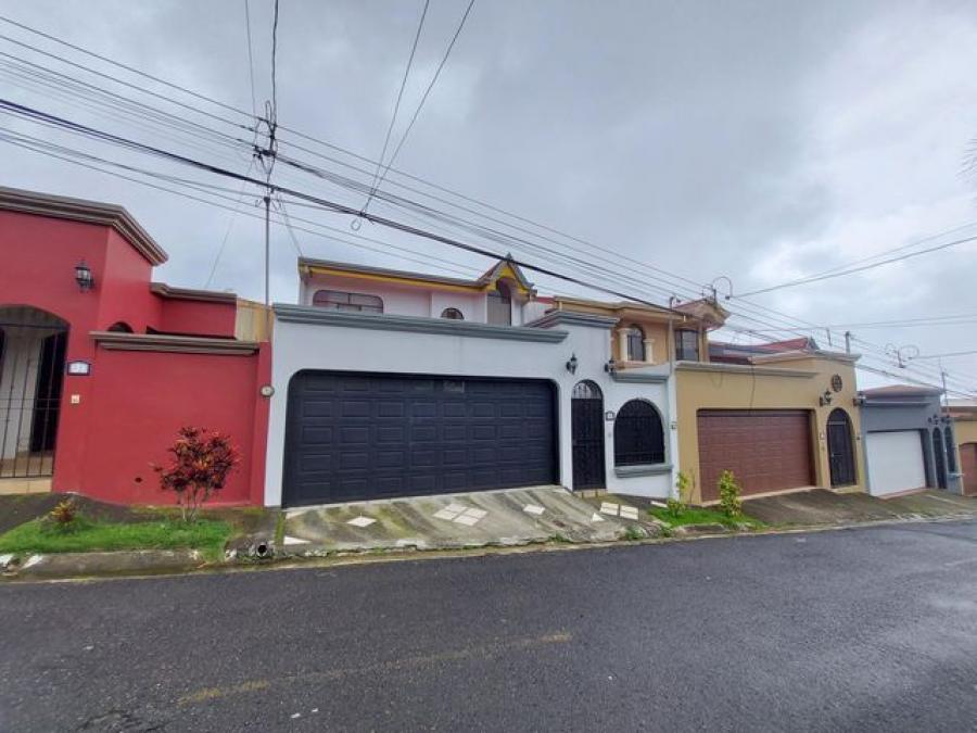 Se vende espaciosa casa de 2 plantas con patio en San Francisco de Heredia 24-838