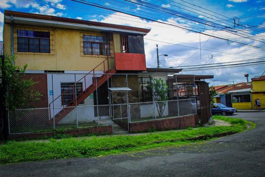 Se vende espaciosa casa de 2 plantas en San Sebasti?n de San Jos? 24-1422