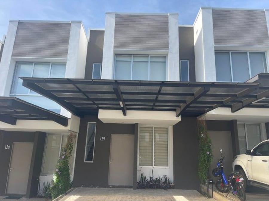 Se vende espaciosa casa en condominio de Piedades en Santa Ana 23-3413