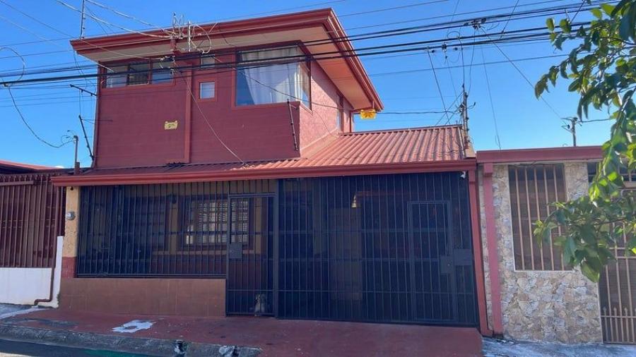 Se vende espaciosa casa en Mercedes de Heredia 23-1894