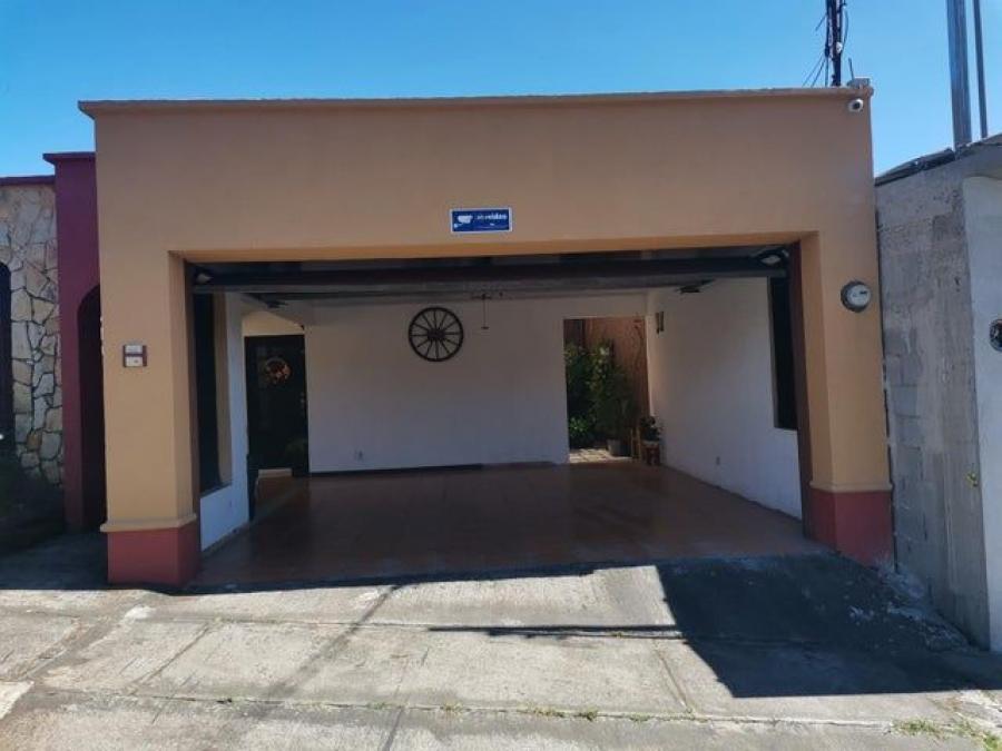 Se vende espaciosa casa en San Pedro Heredia 23-1607