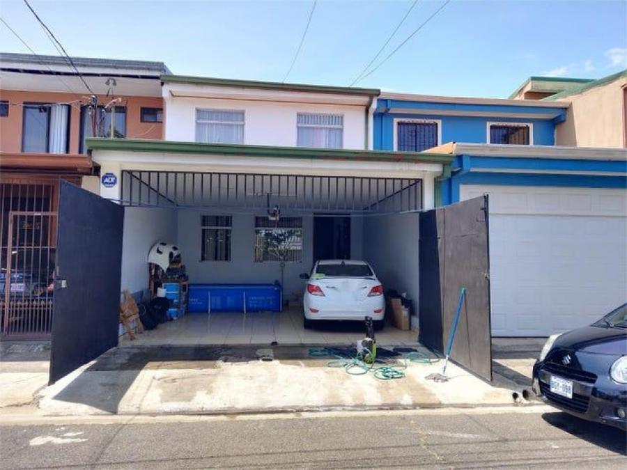 Se vende espaciosa casa para inversión en San Pablo de Heredia 24-1659