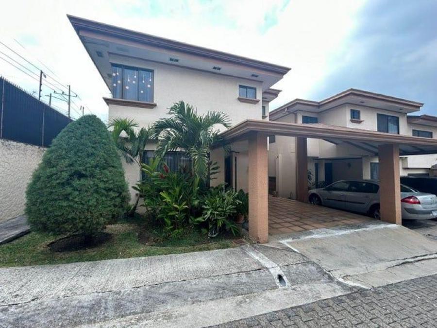 Se vende espaciosa de 2 plantas en condominio de San Rafael en Alajuela 24-1619