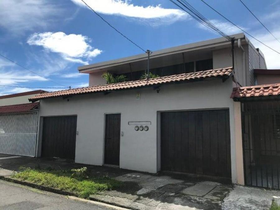 Se vende espaciosa propiedad con amplio patio en Zapote San Jose A24-1248