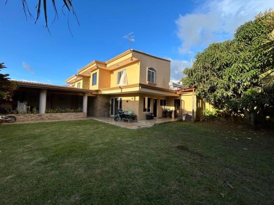 Se vende espaciosa propiedad con patio y terraza en San Francisco Heredia A25-168