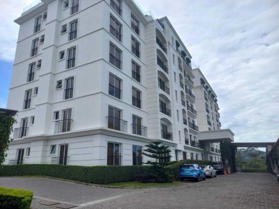 Se vende espacioso apartamento en edificio de Granadilla en San José 24-681