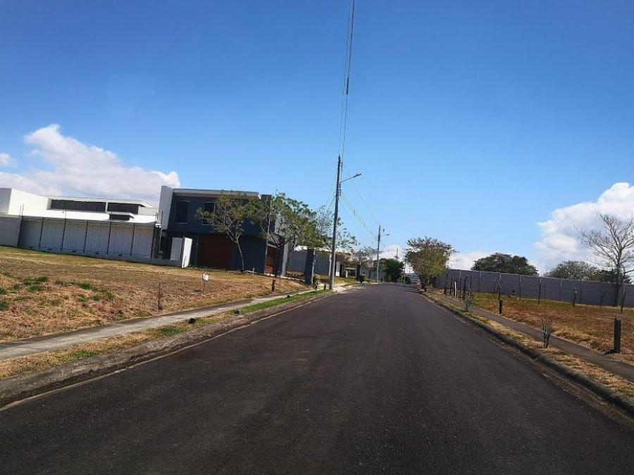 Se vende Espectacular lote en la Guácima de Alajuela cerca al Automercado amplio para construir 