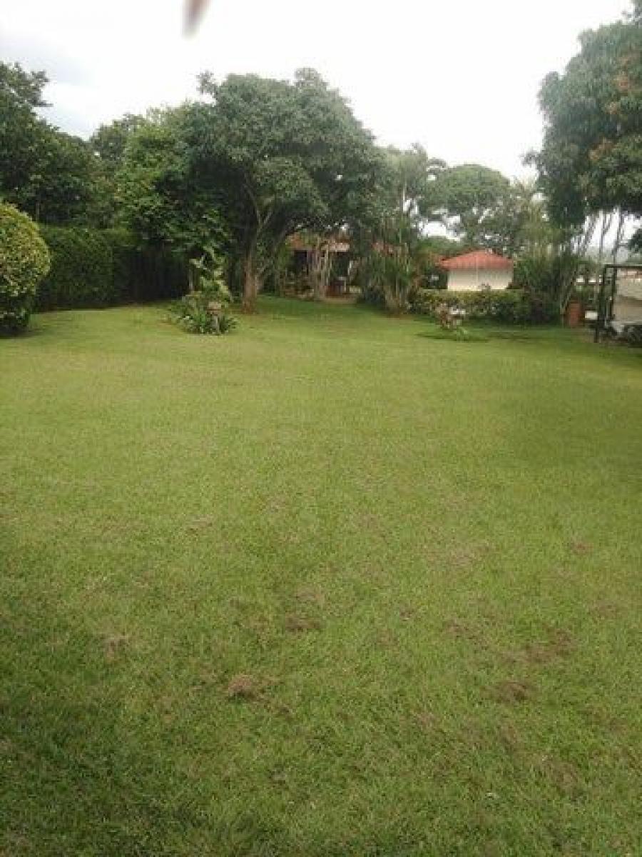 Se vende lote con 2,014m2 en Guácima de Alajuela 24-1103