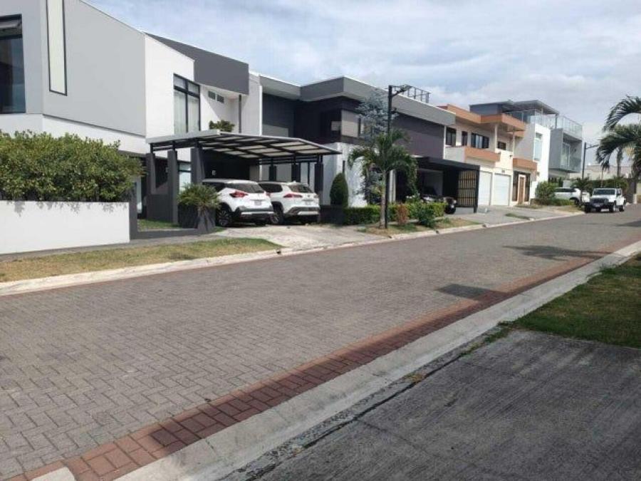 Se vende lote con 356m2 en Residencial de Escaz? 24-1403