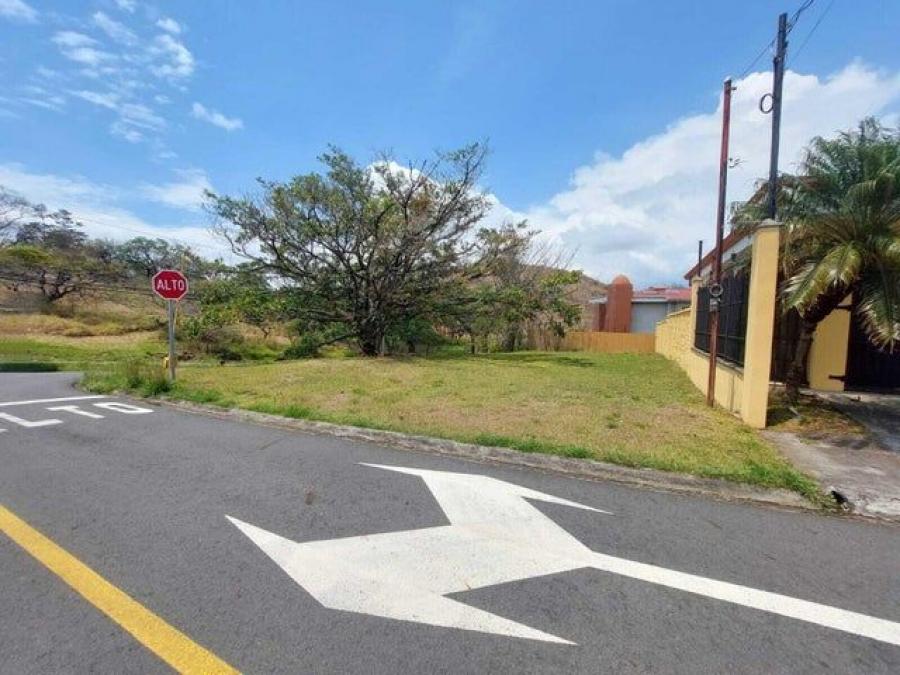 Se vende lote de 496m2 en zona residencial de San Rafael en Escaz? 23-2536