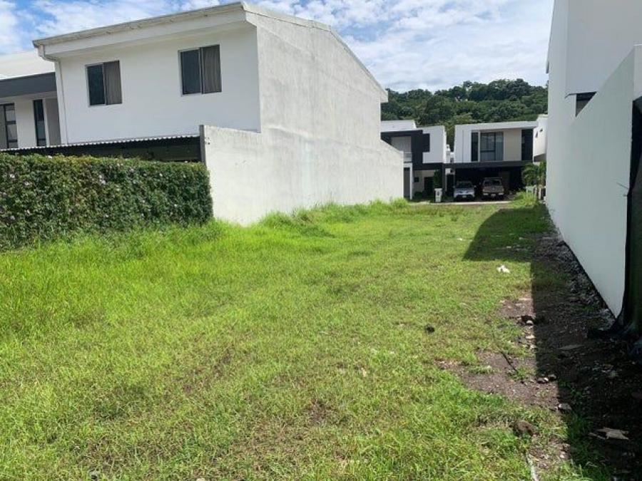 Se vende lote plano de 329m2 en condominio de Santa Ana de San José 24-90