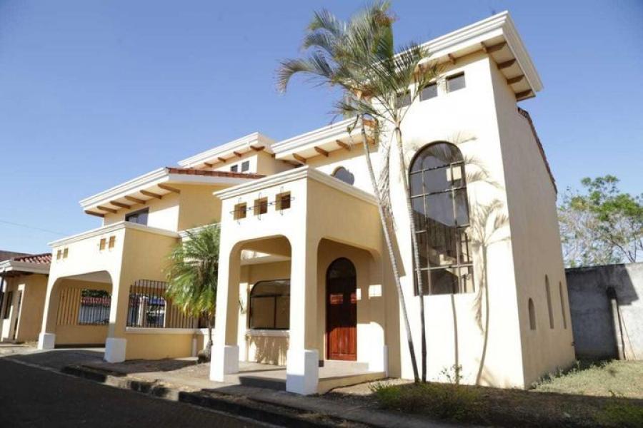 Se vende lujosa casa con terraza en Belén de Heredia 23-1859