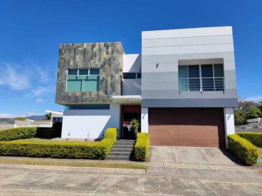 Se vende moderna casa con patio en condominio de Alajuela Centro 23-518