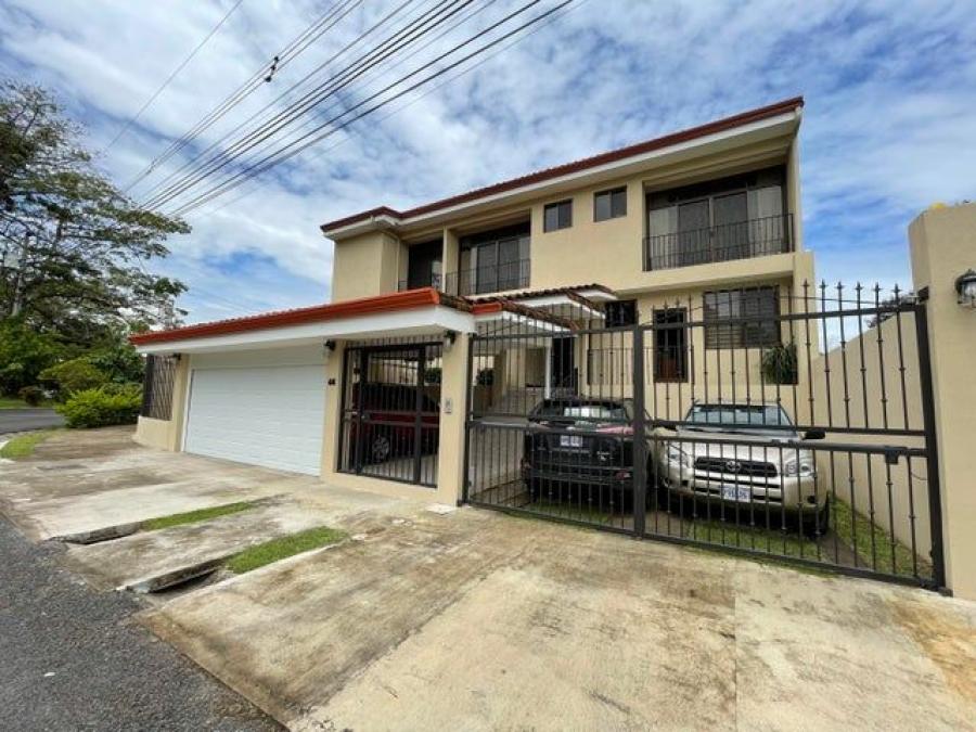 Se vende moderna casa con patio en condominio de San Antonio en Heredia 22-2713