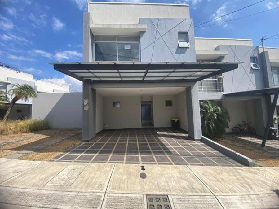 Se vende moderna casa con patio en condominio de San Miguel de Heredia 24-1572