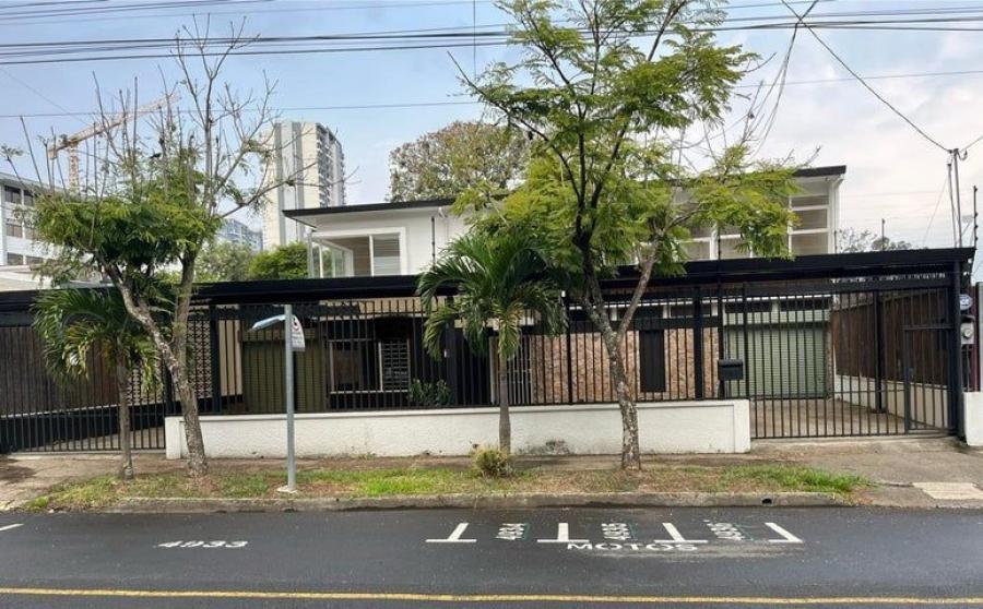 Se vende moderna casa con patio en los Yoses 25-252