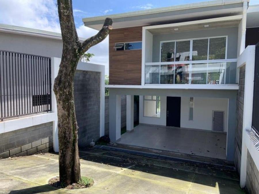 Se vende moderna casa con patio en San Antonio de Escaz? 25-142