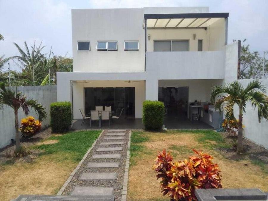 Se vende moderna casa con patio y piscina en San juan de Santa bárbara 24-1505