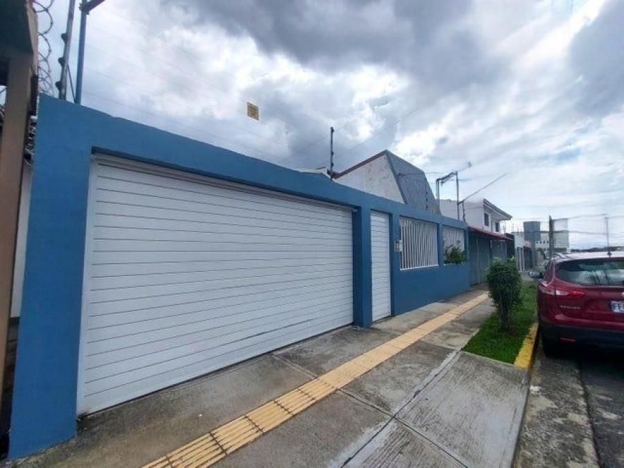 Se vende espaciosa casa con patio en Rhormoser cerca de la embajada americana 25-139