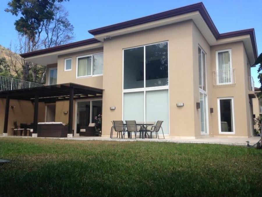 Se vende moderna casa con terraza en condominio de Escazu 23-2975