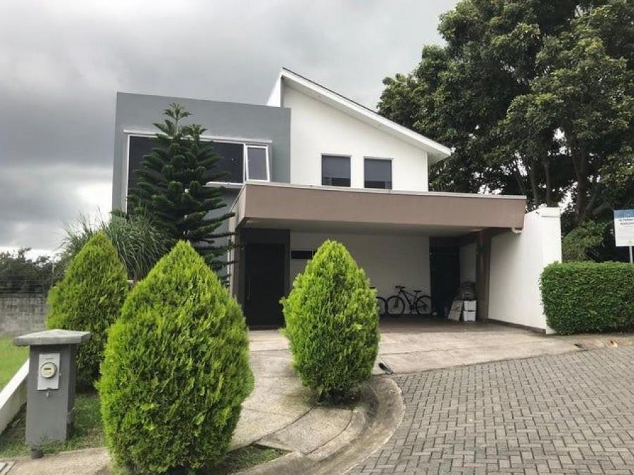 Se vende moderna casa de 2 plantas con patio en condominio de Rio Segundo en Alajuela 24-948