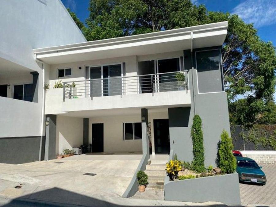 Se vende moderna y espaciosa casa con balcón en condominio de Uruca en Santa Ana 24-277