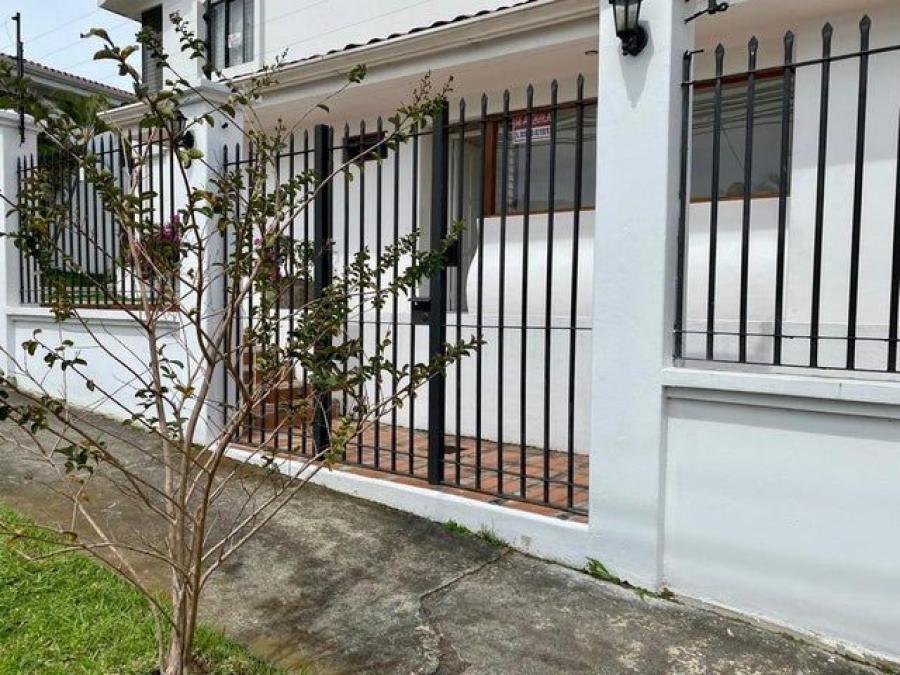 Se vende moderna y espaciosa casa con jardín en condominio de Rohrmoser 24-651