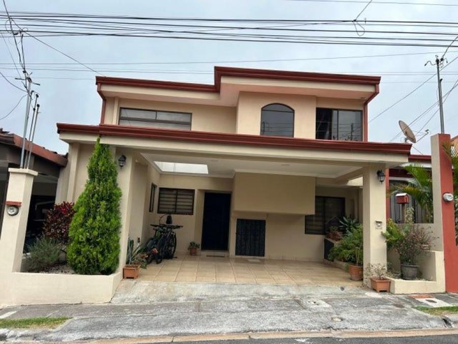 Se vende moderna y espaciosa casa en condominio de San Francisco de Heredia 24-1510