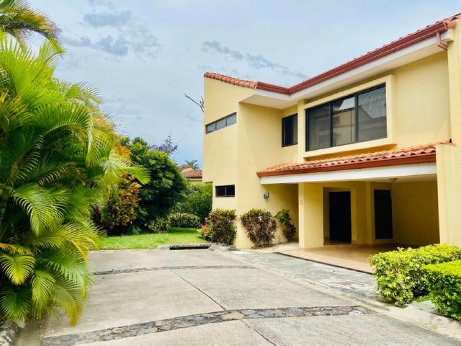 Se vende moderna y espaciosa casa en condominio de San Rafael en Escazú 21-289