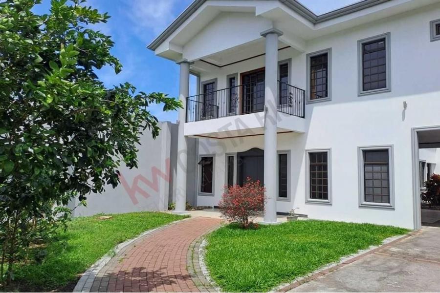 Venta de casa con piscina en Santo Domingo de Heredia US$ 650.000 #5720