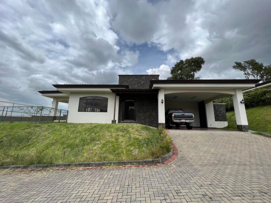 Venta de Casa de un nivel con 5 habitaciones en San Isidro Heredia MGA