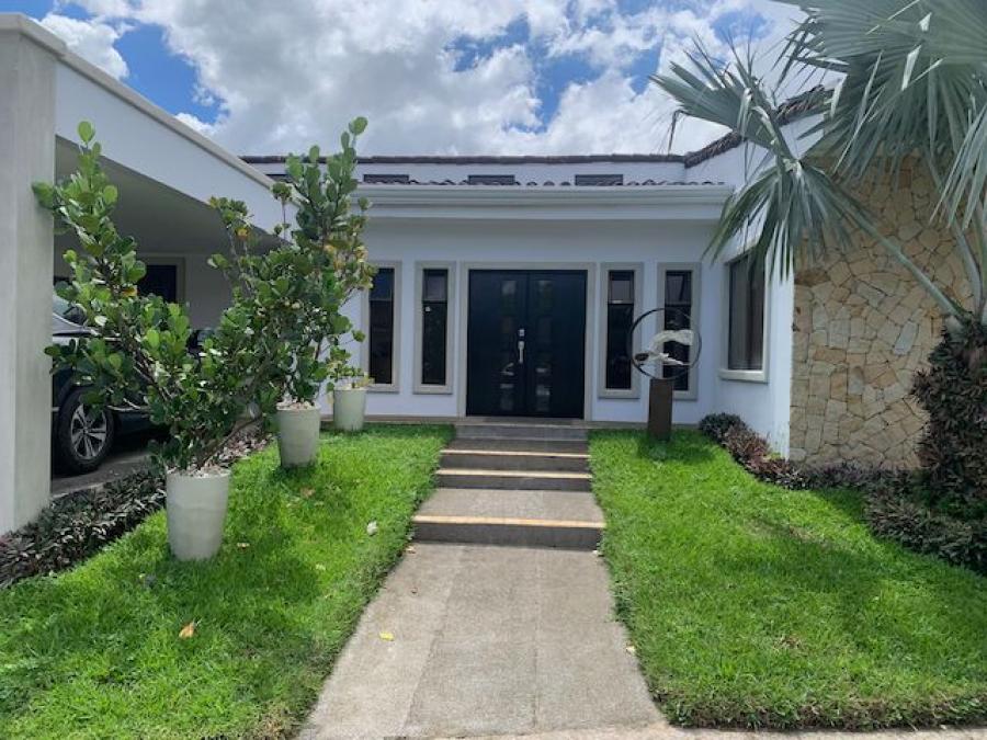 Venta de casa de una planta en condominio en Piedades Santa Ana