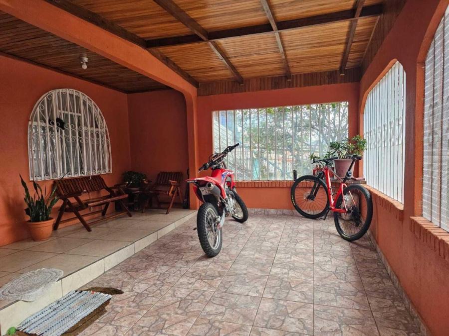 Venta de Casa en Cedros Montes de Oca 6 habitaciones MGA