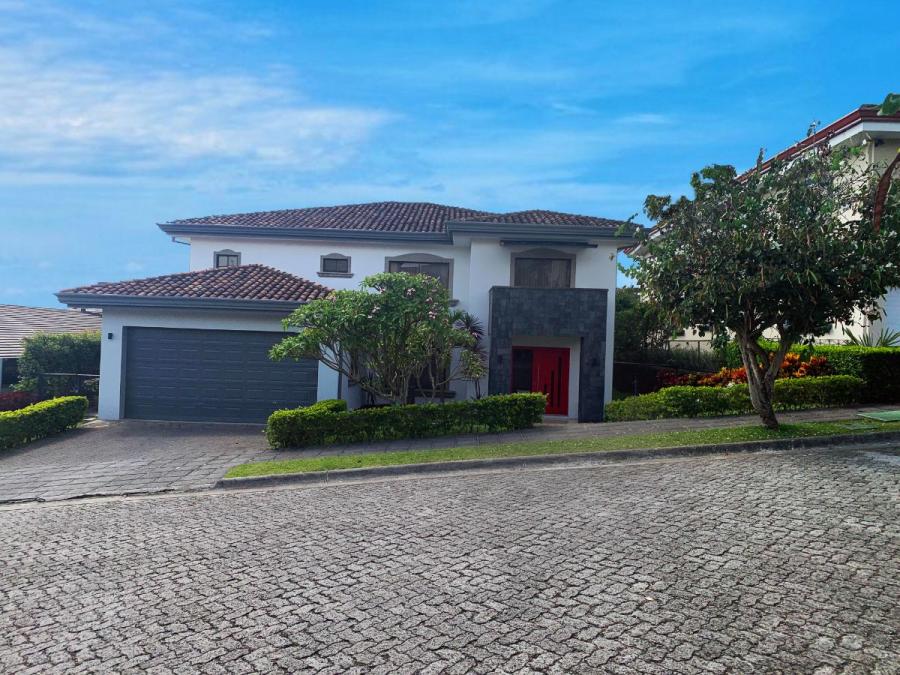 Venta de casa en Tres Ríos, La Unión. Encantadora casa en exclusivo condominio 