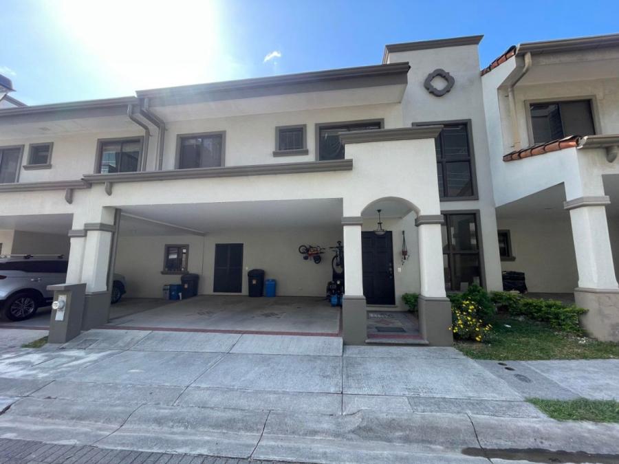 Venta de Casa en Ulloa, Heredia. RAH 25-1305