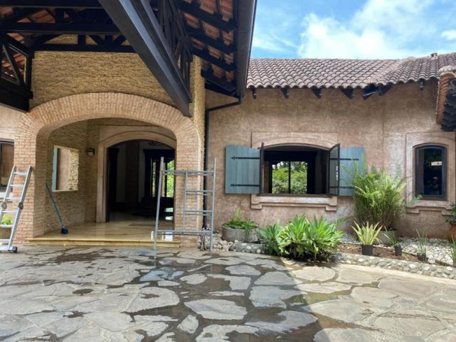 Venta de Gran Casa en la Guácima, Alajuela.