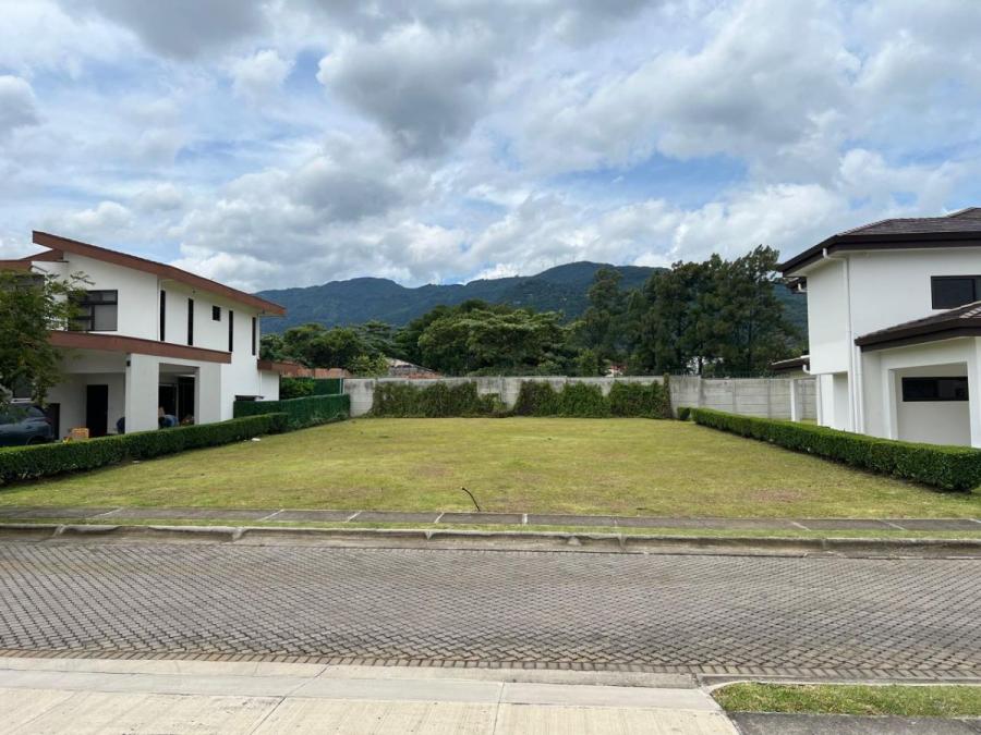 Venta de lote de 651 m2 en condominio en Rio Oro Santa Ana MGA