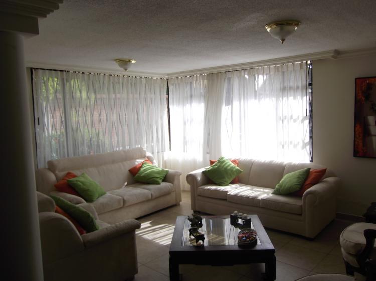 Foto Casa en Venta en Jardines del Este 1, Quito, Pichincha - U$D 210.000 - CAV6937 - BienesOnLine