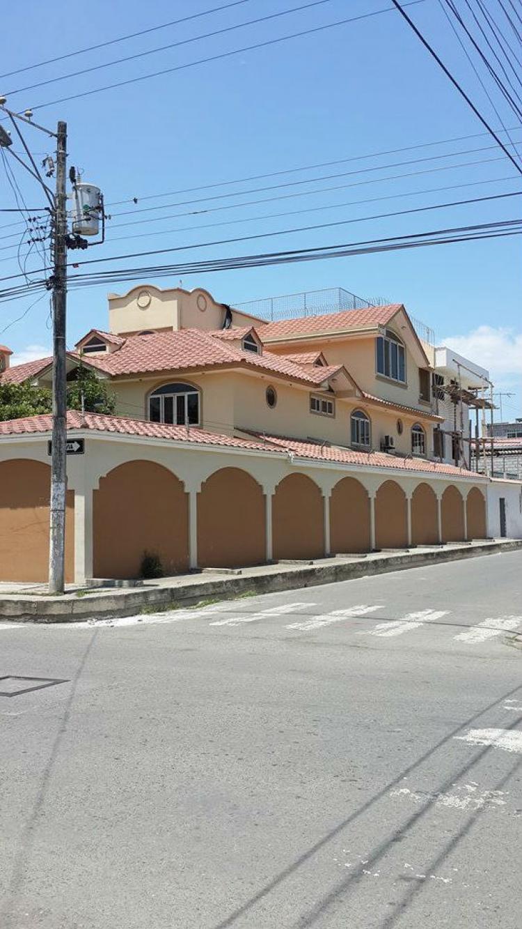 SE VENDE HERMOSA CASA CON FINOS ACABADOS