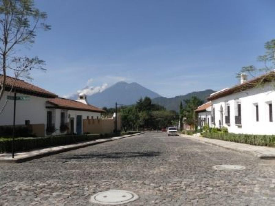 APROVECHE!  BELLA CASA EN GRAVILEAS ANTIGUA GT