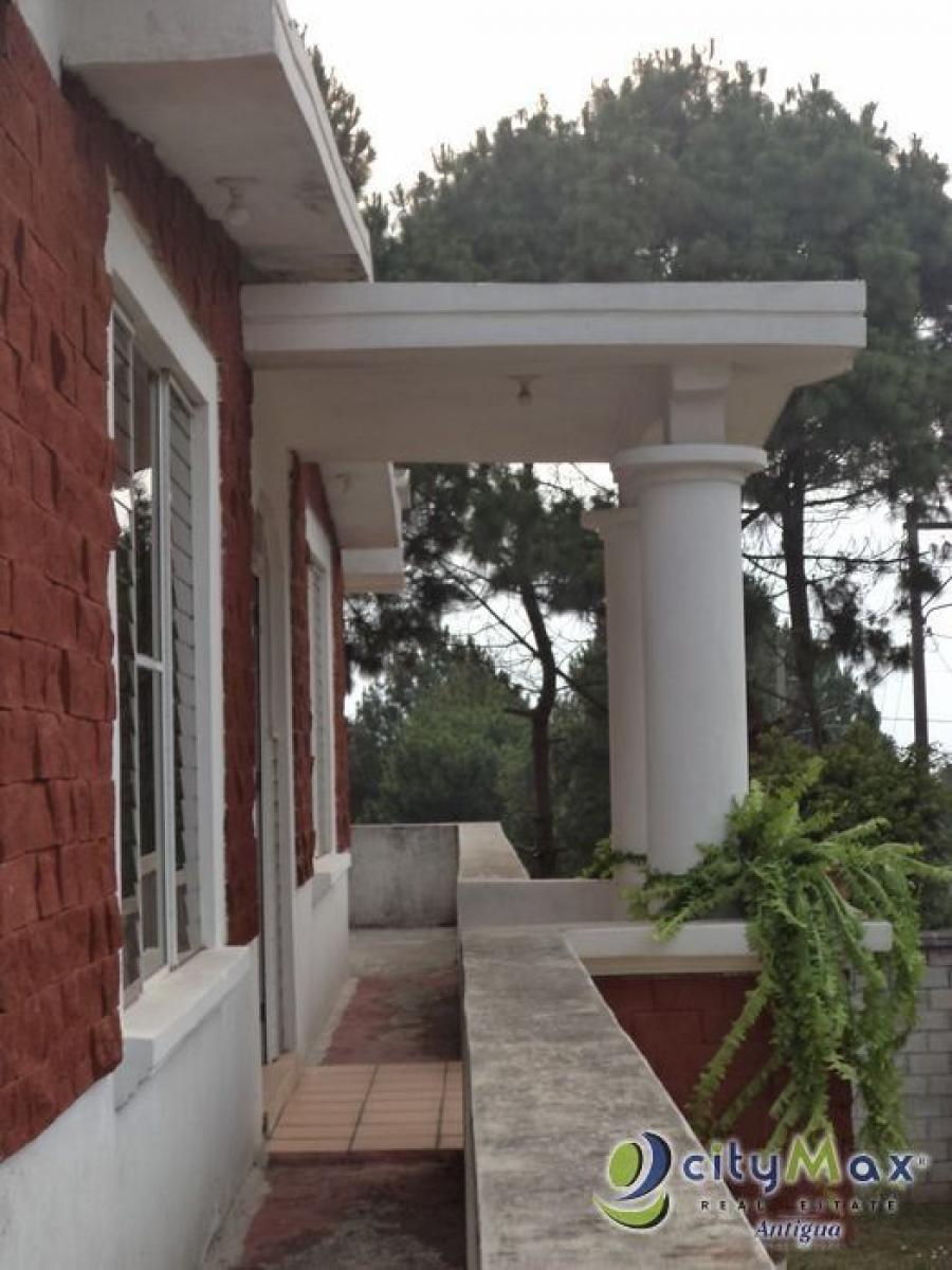 Casa amplia Venta y Renta en San Lucas Sacatepéquez