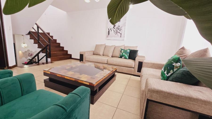 Casa con Mucho Estilo y Moderna y Grande en Venta en San Cristobal a pocos pasos del SanKris Mall