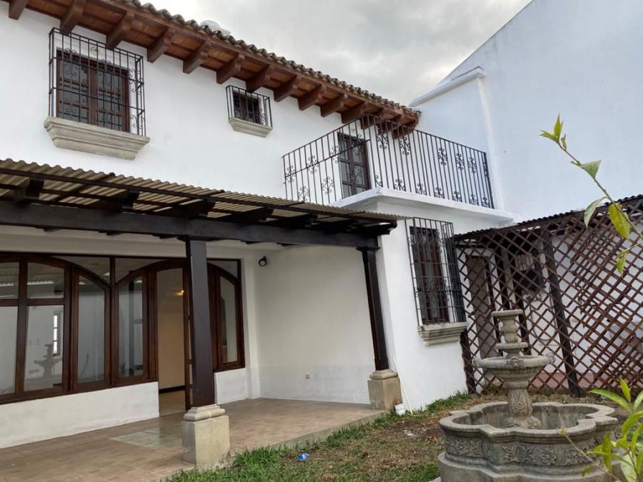 Casa en renta dentro de exclusivo condominio a 5 min del centro de #AntiguaGuatemala sin muebles