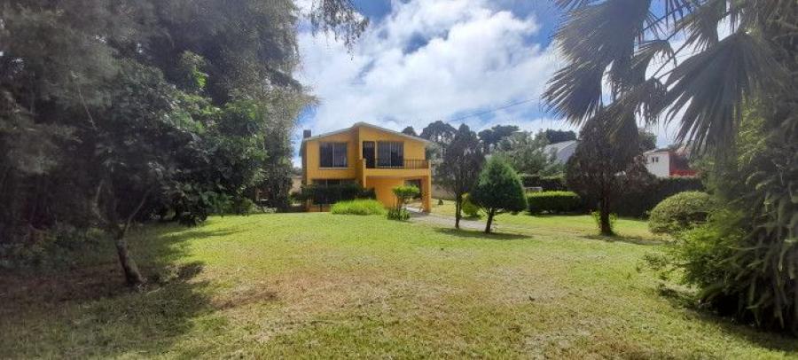 Casa en venta con jardin grande en San Lucas Sacatepequez