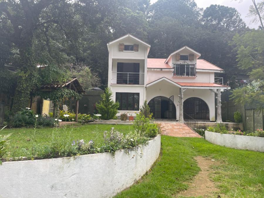 Casa grande en renta a la orilla de carretera en Santa Lucia Milpas Altas 